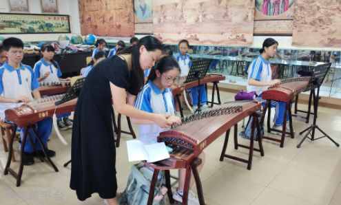 佛冈县城东中学古筝班.png