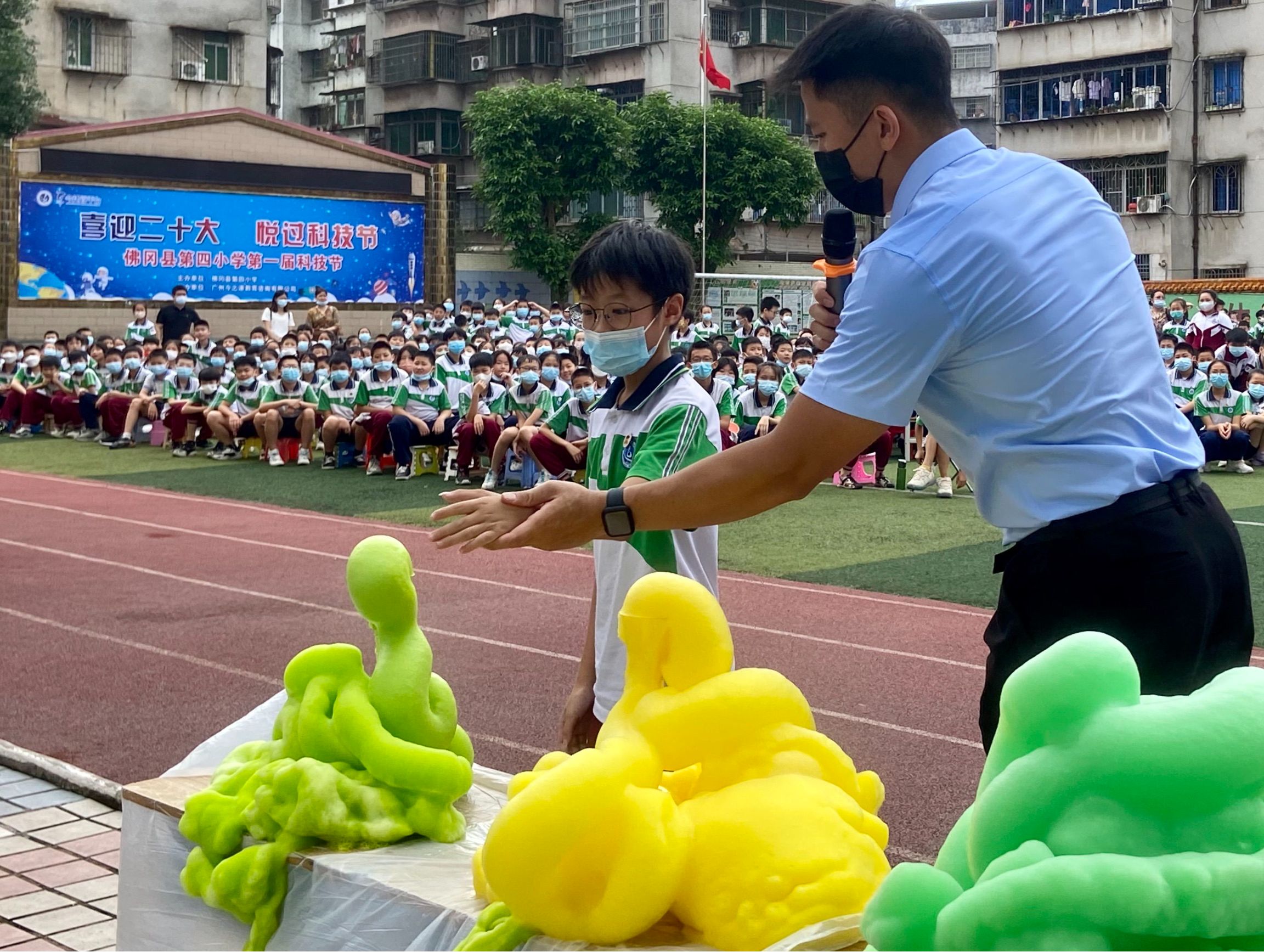 今托管平台老师为佛冈县第四小学学生演示科学小实验.jpg